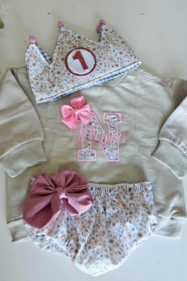 Conjunto de Cumpleaños sudadera y cubrepañal estampado floral beige