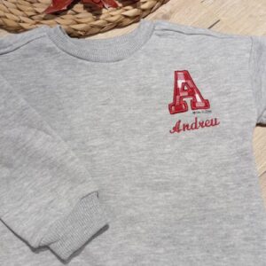 Sudadera gris personaliza con inicial y nombre en cuadros vichy