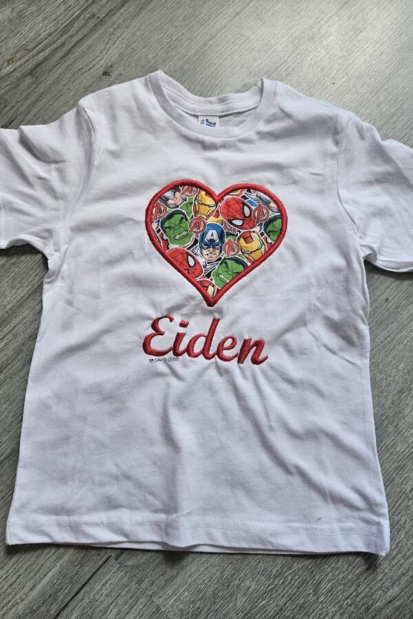 Camiseta blanca corazón con los súper héroes