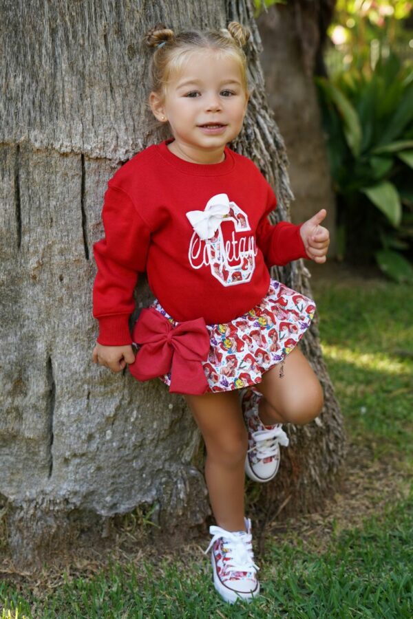 Conjunto de sudadera roja con nombre e inicial y cubrepañal con volante de la sirenita