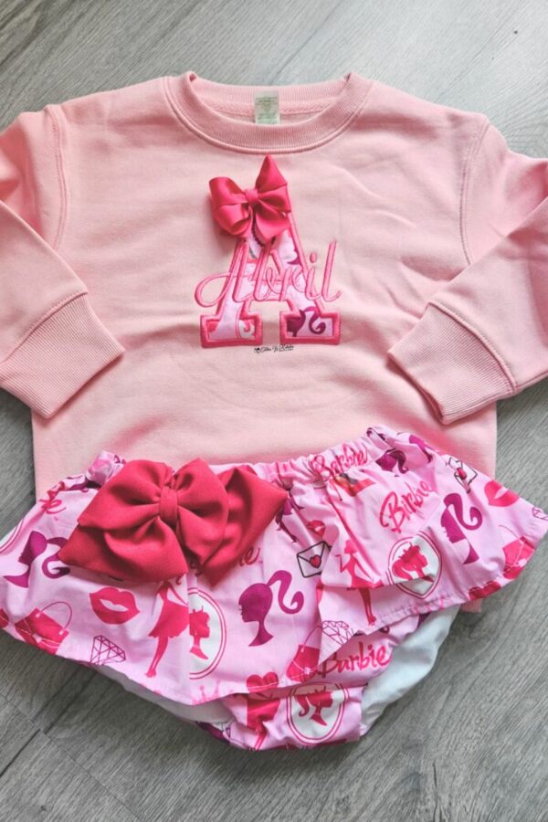 Conjunto sudadera personalizada con inicial y nombre y cubrefalda de la Barbie