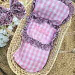 Capazo de palma para muñecas con vestidura de cuadros vichy rosa