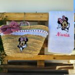 Cesta de palma para la playa de Minnie Mouse con toalla