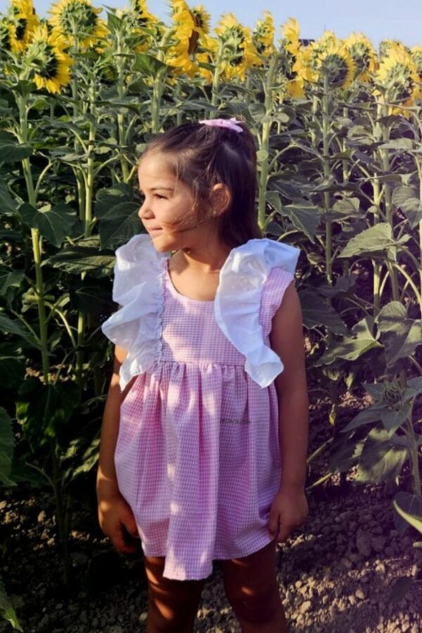 Vestido de cuadros vichy rosa con volante blanco