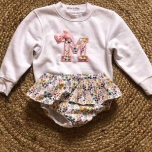 Conjunto sudadera con inicial y cubrefalda de estampado de flores