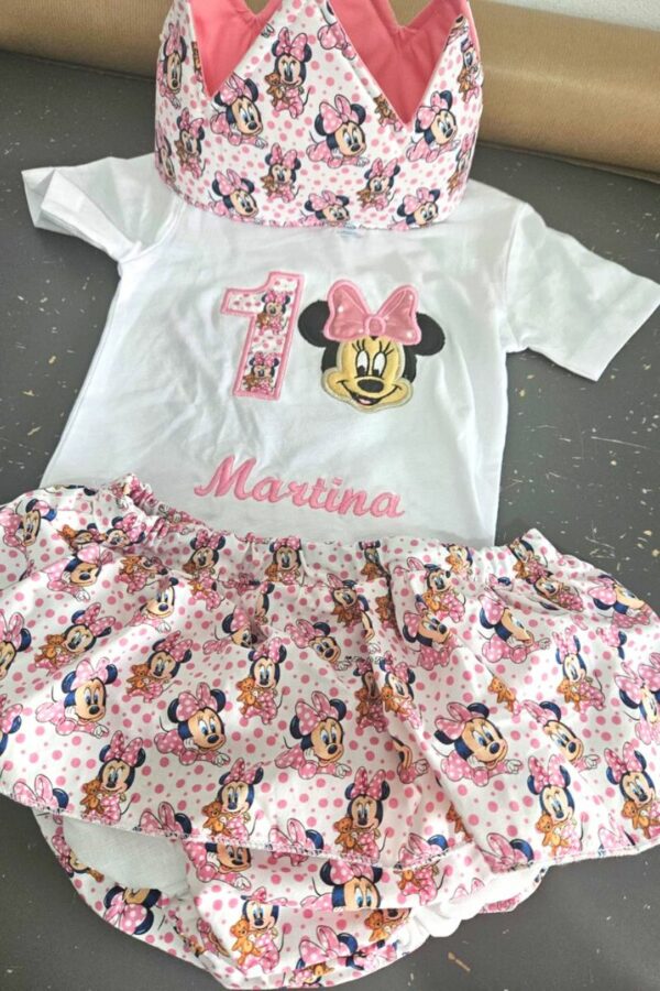 Conjunto de Cumpleaños camiseta y cubrepañal con volantes de minnie bebé con nombre