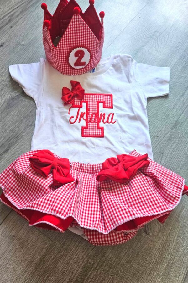 Conjunto de Cumpleaños camiseta y cubrepañal con volantes de cuadros vichy rojo con inicial y nombre