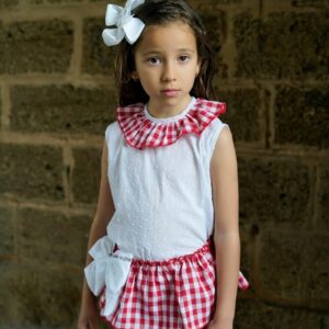 Conjunto de camisa de plumeti y bragas con volante de cuadros vichy rojo