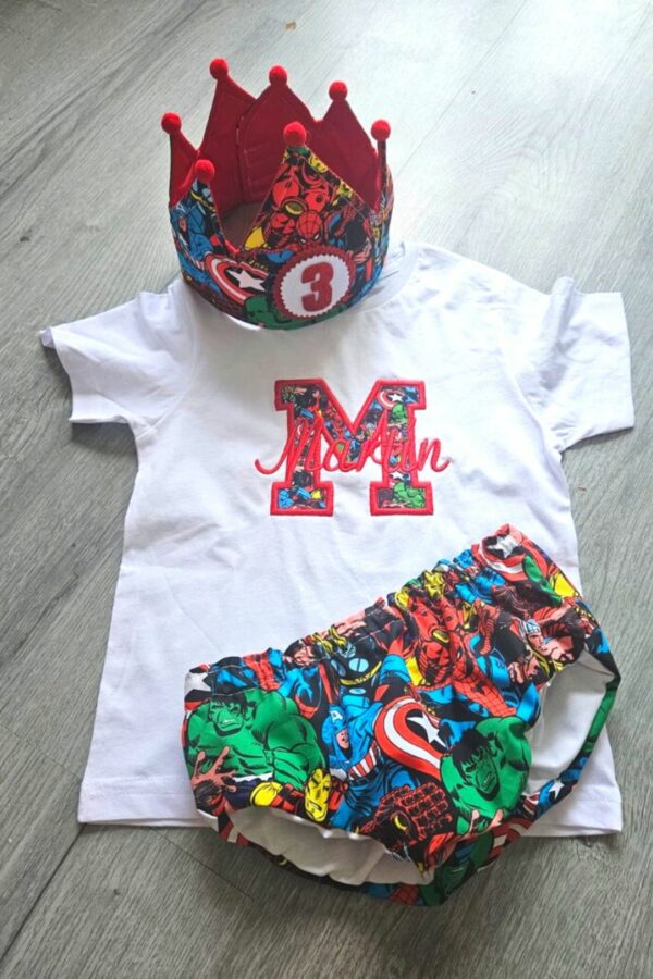 Conjunto de cumpleaños de camiseta y cubrepañal súper héroes
