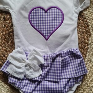 Conjunto camiseta con corazon y cubre con volante de cuadros vichy lila