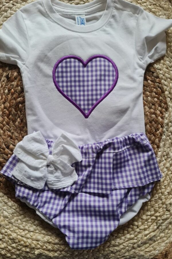 Conjunto camiseta con corazon y cubre con volante de cuadros vichy lila