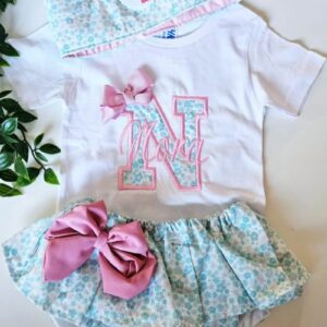 Conjunto de Cumpleaños camiseta y cubrepañal con volantes estampado de flores con inicial y nombre