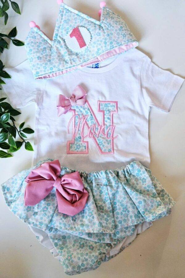 Conjunto de Cumpleaños camiseta y cubrepañal con volantes estampado de flores con inicial y nombre