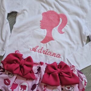 Conjunto de camiseta con nombre y cubrepañal con volantes de Barbie