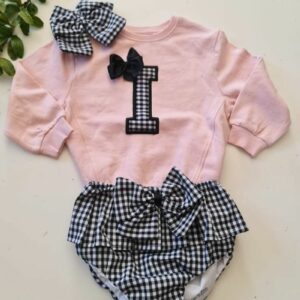 Conjunto sudadera rosa y cubrefalda de cuadros vichy negro