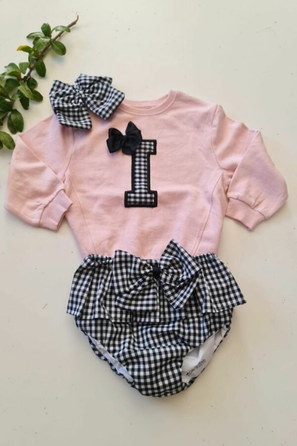 Conjunto sudadera rosa y cubrefalda de cuadros vichy negro