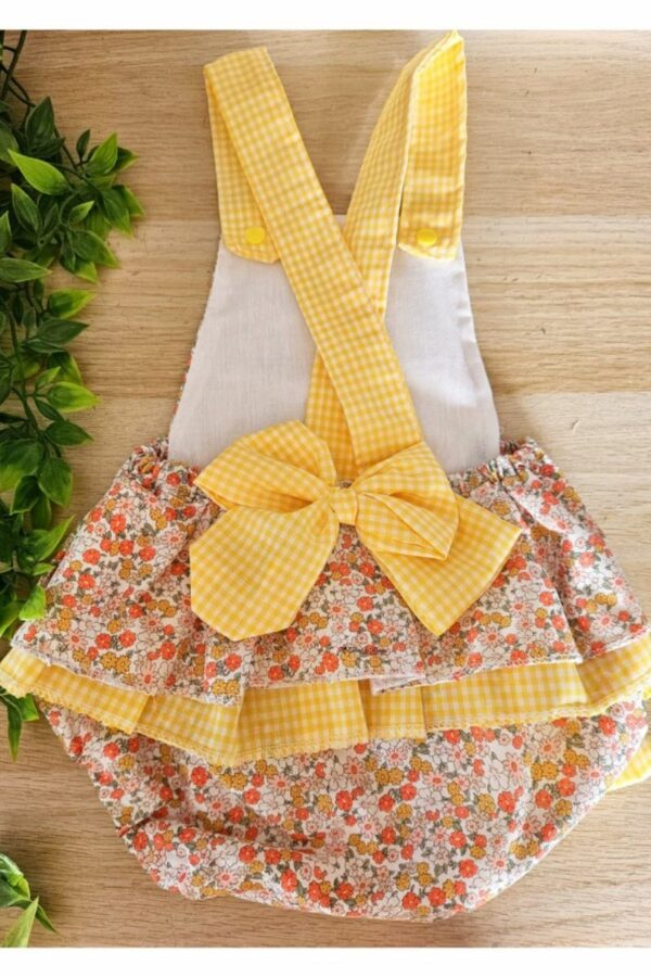 Peto estampado de flores con volantes