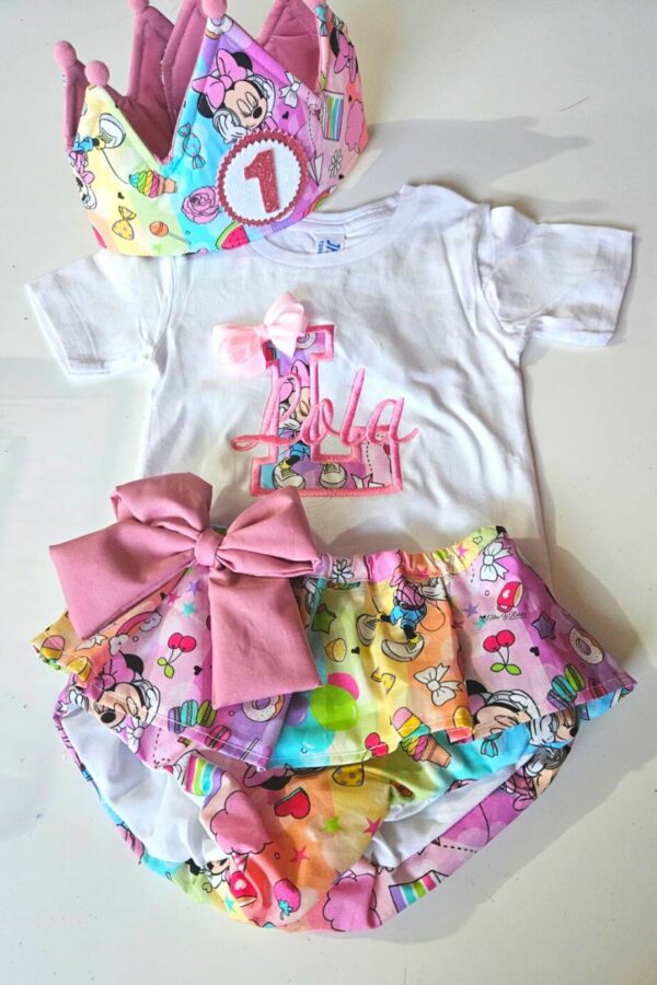 Conjunto de Cumpleaños camiseta y cubrepañal con volantes de minnie colorines con inicial y nombre