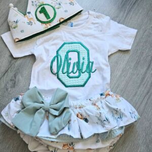 Conjunto de Cumpleaños camiseta y cubrepañal con volantes de animalitos con inicial y nombre