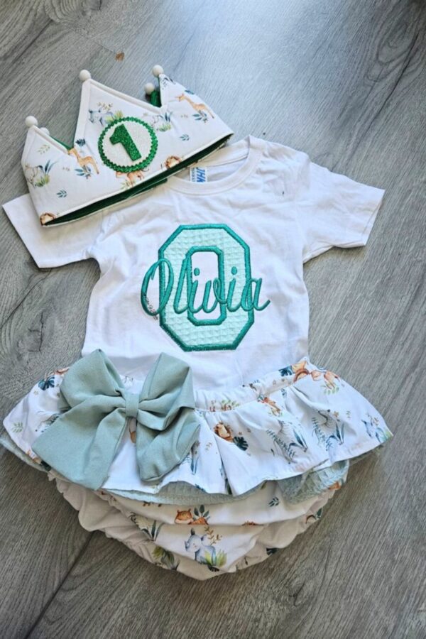 Conjunto de Cumpleaños camiseta y cubrepañal con volantes de animalitos con inicial y nombre