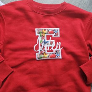 Sudadera roja de los súper héroes con inicial y nombre