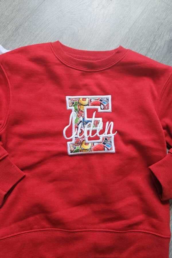 Sudadera roja de los súper héroes con inicial y nombre