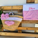 Cesta de palma para la playa de cuadros vichy rosa con toalla
