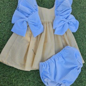 Conjunto de cuadros vichy amarillo con volantes celestes en las mangas