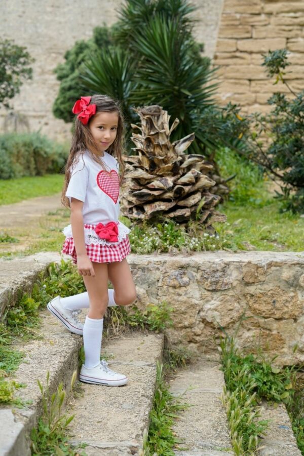 Conjunto camiseta con corazón y bragas con volantes de cuadros vichy rojo