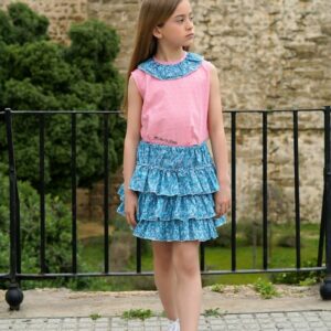 Conjunto camisa con cuello y falda de volantes con flores estampadas