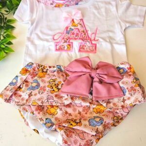 Conjunto de Cumpleaños camiseta y cubrepañal con volantes de winnie de pooh con inicial y nombre