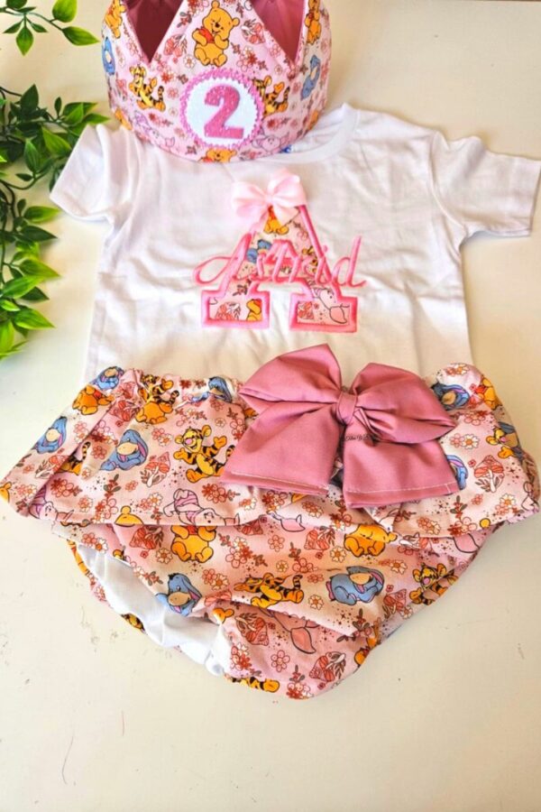 Conjunto de Cumpleaños camiseta y cubrepañal con volantes de winnie de pooh con inicial y nombre