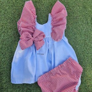 Conjunto de cuadros vichy celeste con volantes rojos en las mangas