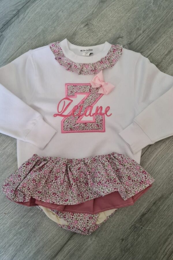 Conjunto personalizado rosa con estampado de florecillas