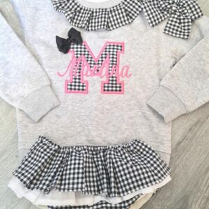 Conjunto personalizado gris con inicial de cuadros vichy negro