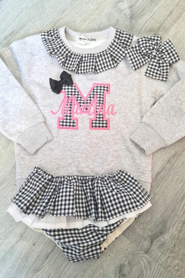 Conjunto personalizado gris con inicial de cuadros vichy negro