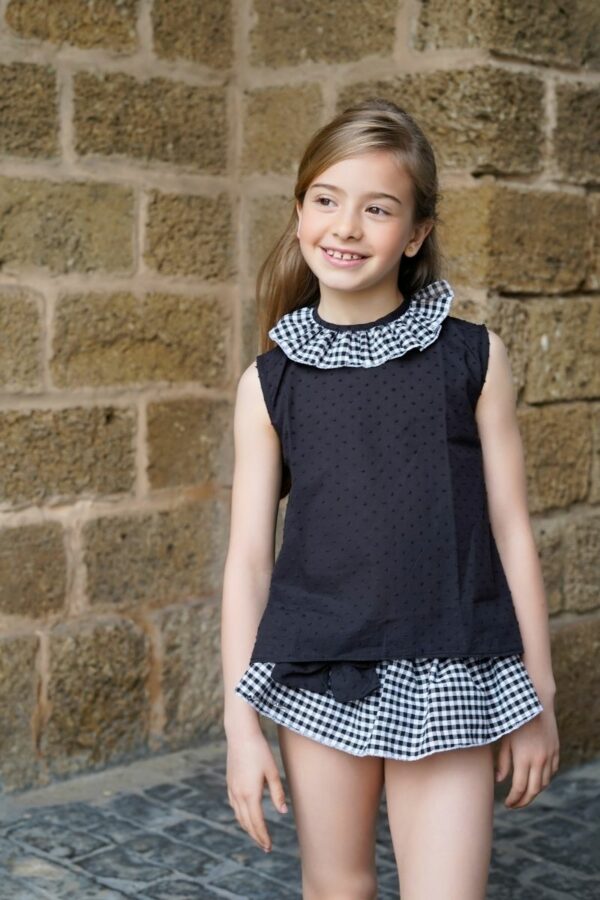 Conjunto de camisa de plumeti negra y braga con volante de cuadros vichy negro