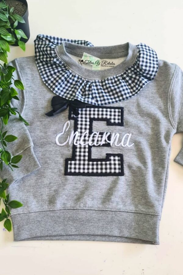 Sudadera Personalizada con Inicial gris y cuadros vichy negro