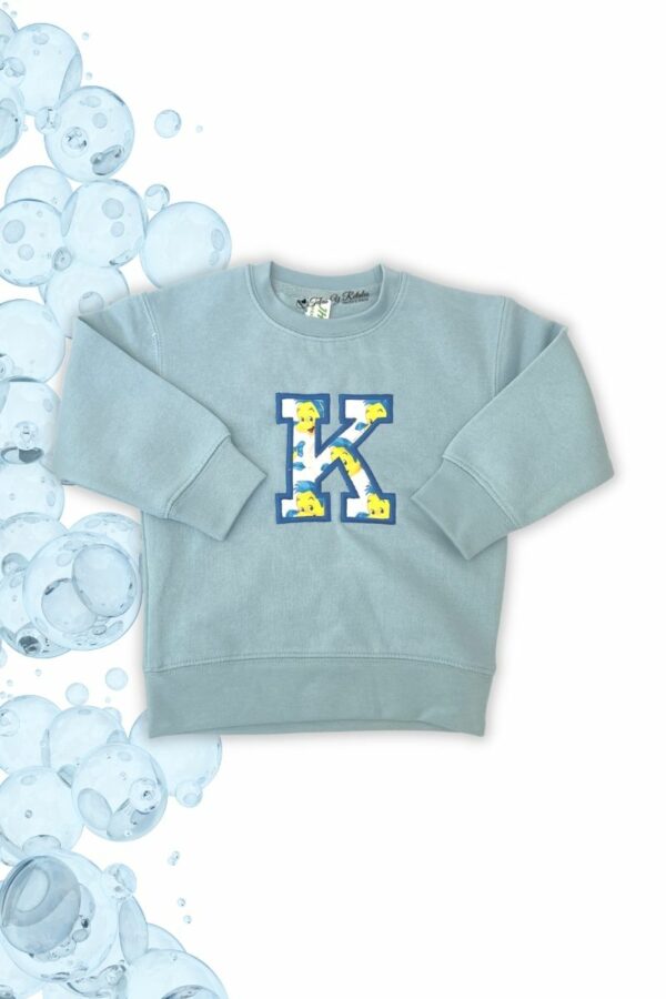 Sudadera celeste con inicial flounder