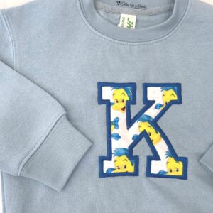 Sudadera celeste con inicial flounder - Imagen 3
