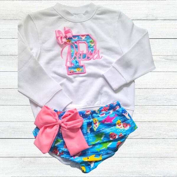 Conjunto de sudadera y cubrepañal con volante baby shark con nombre, inicial y lazo