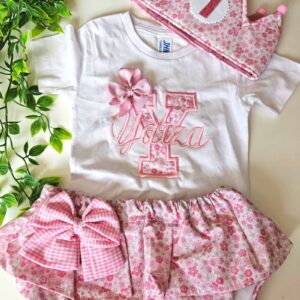 Conjunto de Cumpleaños camiseta y cubrepañal con volantes de flores con inicial y nombre