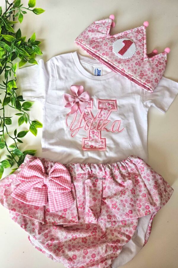 Conjunto de Cumpleaños camiseta y cubrepañal con volantes de flores con inicial y nombre