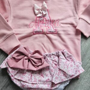 Conjunto sudadera con inicial y nombre y cubrefalda de estampado de flores rosa