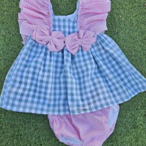 Conjunto de cuadros vichy verde con volantes rosa en las mangas