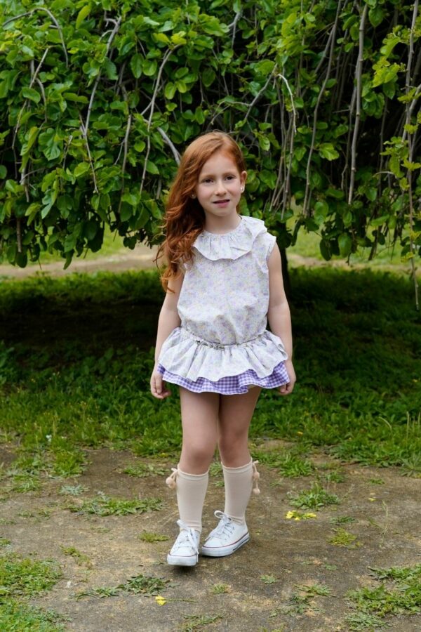 Conjunto de camisa estampada floral y braga con volante de cuadros vichy lila