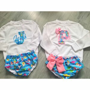 Conjunto de sudadera y cubrepañal con volante baby shark con nombre, inicial y lazo - Imagen 2