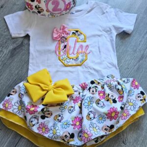 Conjunto de Cumpleaños camiseta y cubrepañal con volantes de pinaflor con inicial y nombre