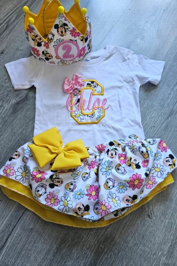 Conjunto de Cumpleaños camiseta y cubrepañal con volantes de pinaflor con inicial y nombre
