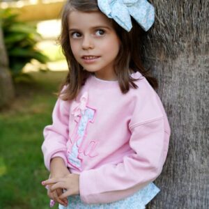 Conjunto de sudadera rosa con nombre e inicial y cubrepañal con volante de flores